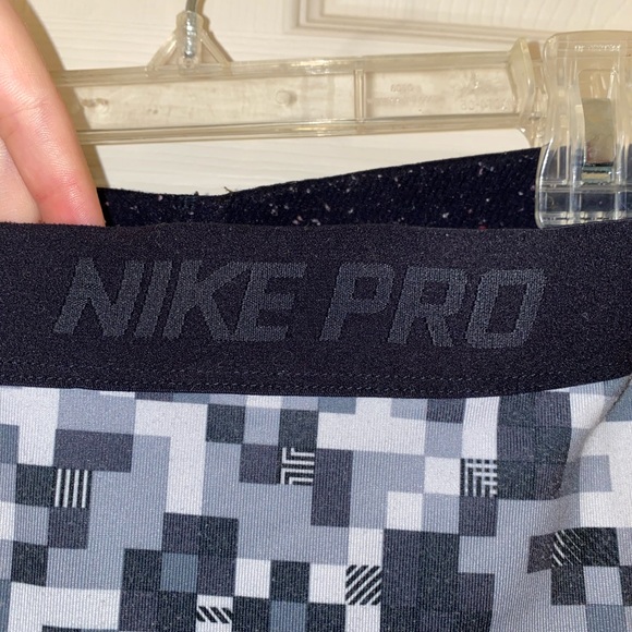 Nike Pro Leggings Size Large - Picture 3 of 3